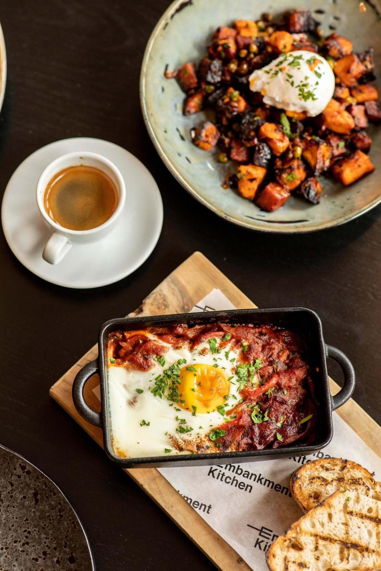 Citysuites Aparthotel Salford  Ngoại thất bức ảnh The photo features a plate of food that includes a baked dish with a sunny-side-up egg on top, surrounded by a rich, tomato-based sauce, and garnished with chopped herbs. Next to it, there are roasted or grilled vegetables, likely sweet potatoes or s