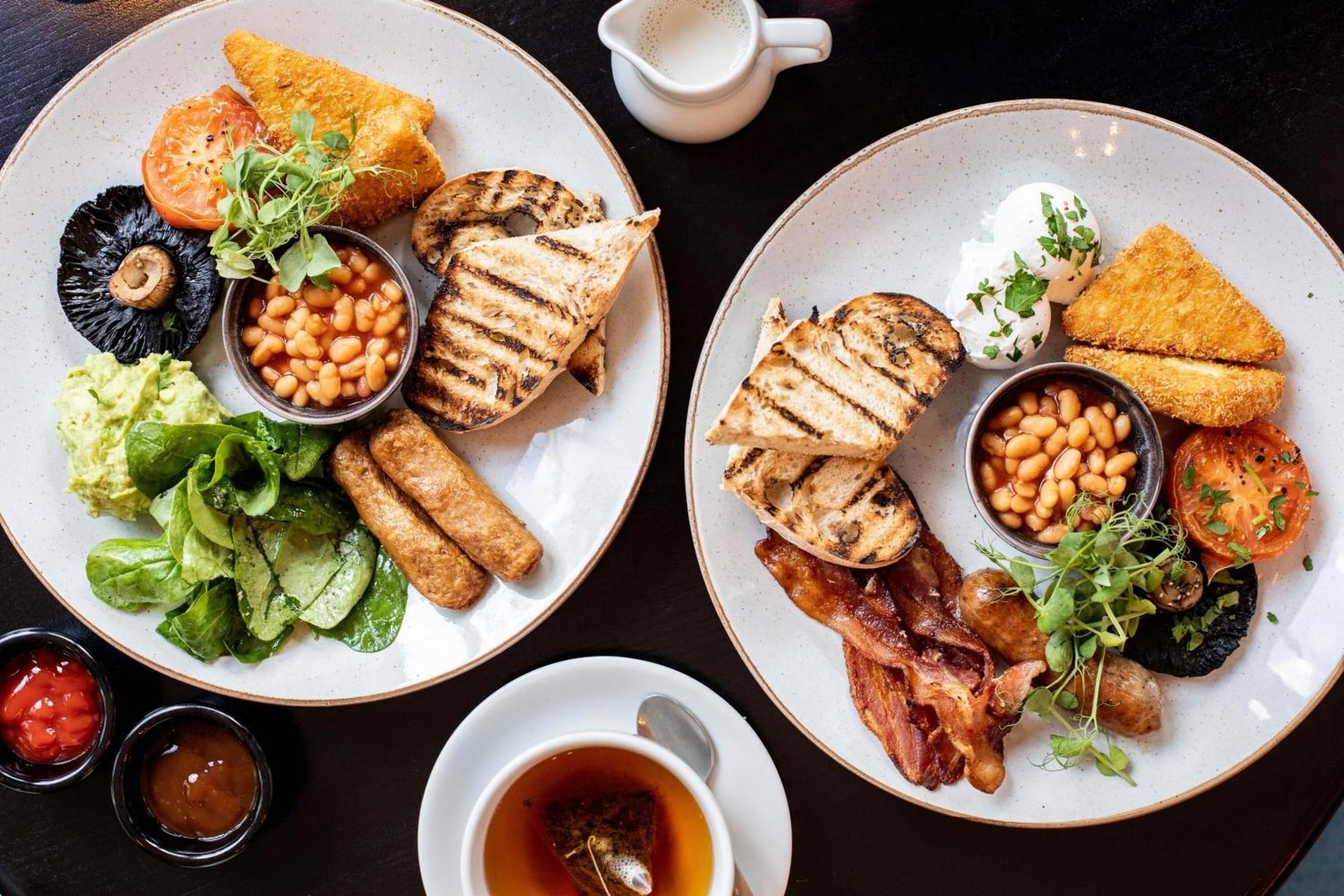 Citysuites Aparthotel Salford  Ngoại thất bức ảnh The photo displays two plates of breakfast food. Each plate has a variety of items, including:

- Grilled slices of bread
- Beans served in a small bowl
- Grilled sausages
- Sliced tomatoes
- Sautéed greens or salad
- A portion of golden-brown fried 